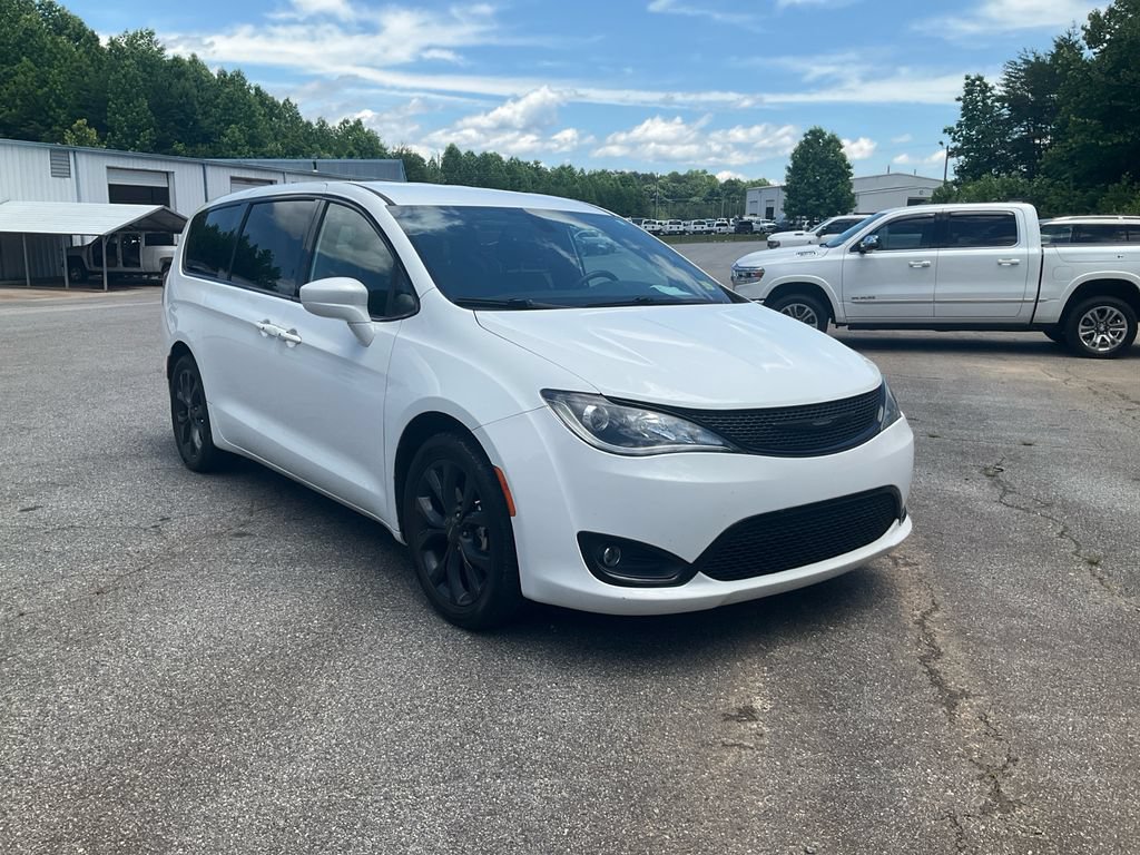 Used 2020 Chrysler Pacifica Touring w/ S Appearance Package FWD image 3
