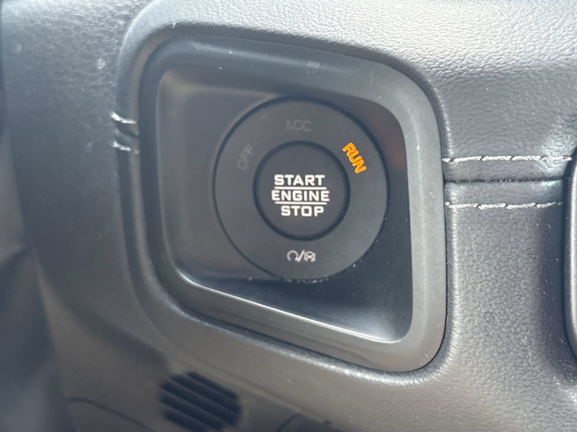 Used 2024 Jeep Wrangler Rubicon w/ Technology Group AWD/4WD image 9
