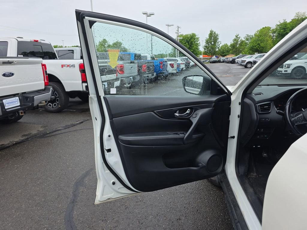 Used 2017 Nissan Rogue SV AWD/4WD image 19