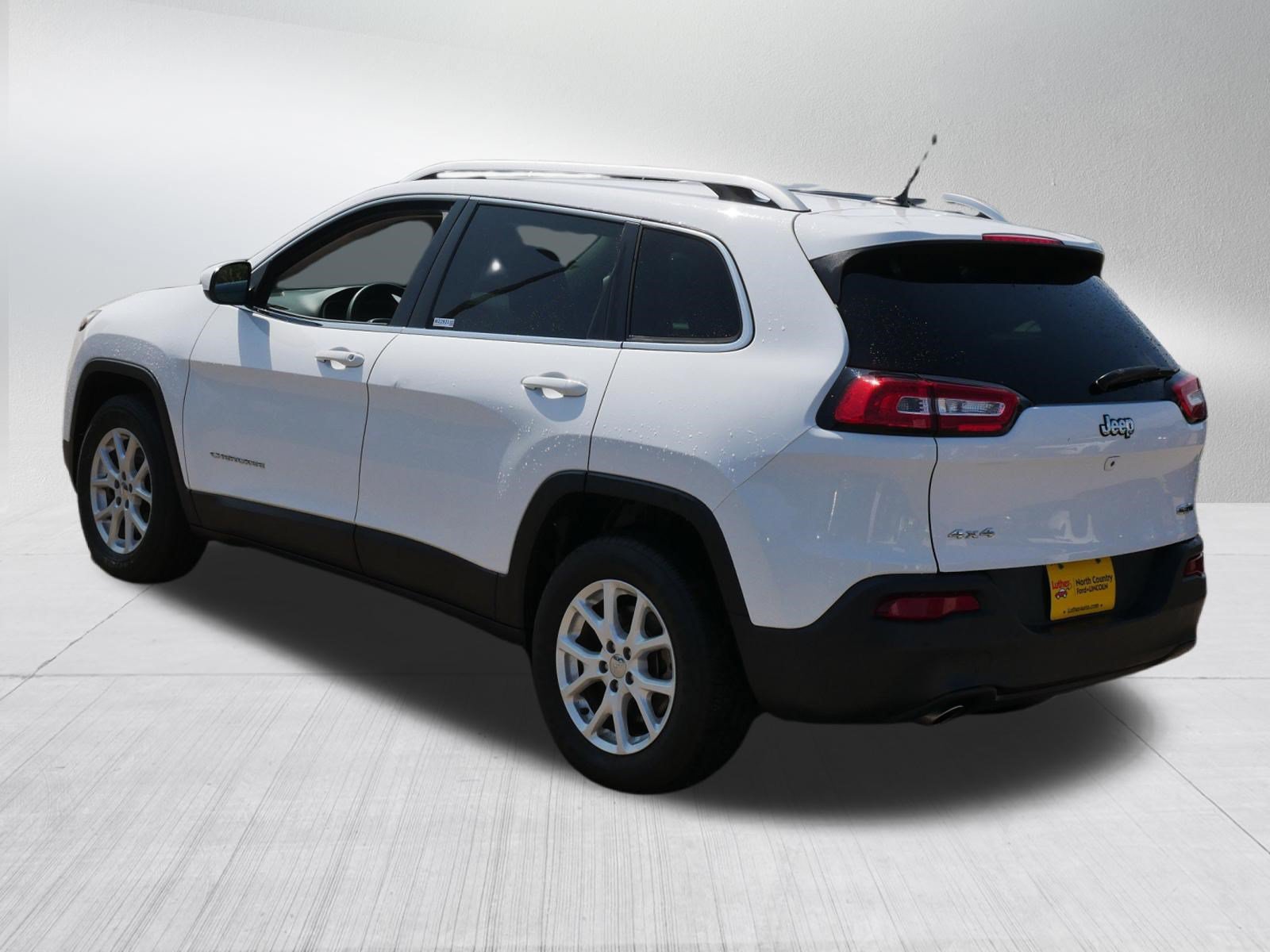 Used 2018 Jeep Cherokee Latitude w/ Safety Group AWD/4WD image 5