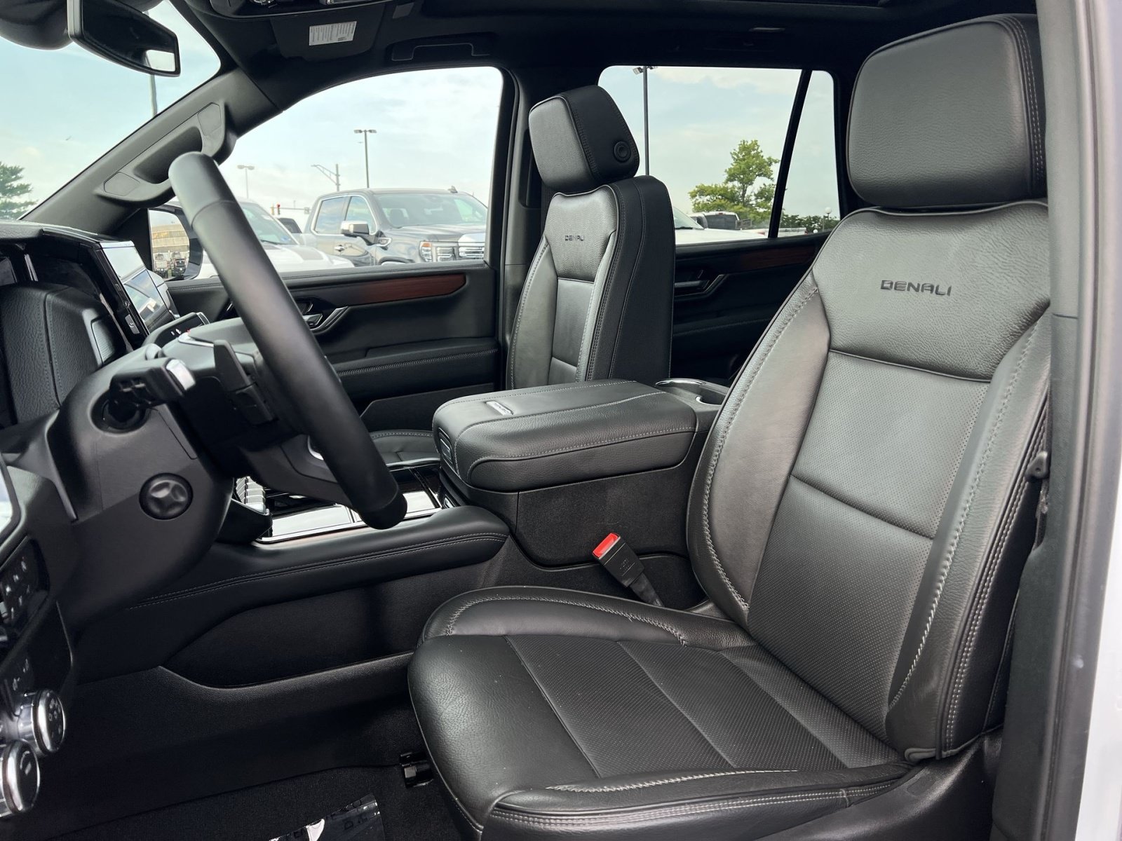 Used 2026 GMC Yukon Denali w/ Sun & Power Step Package AWD/4WD image 13