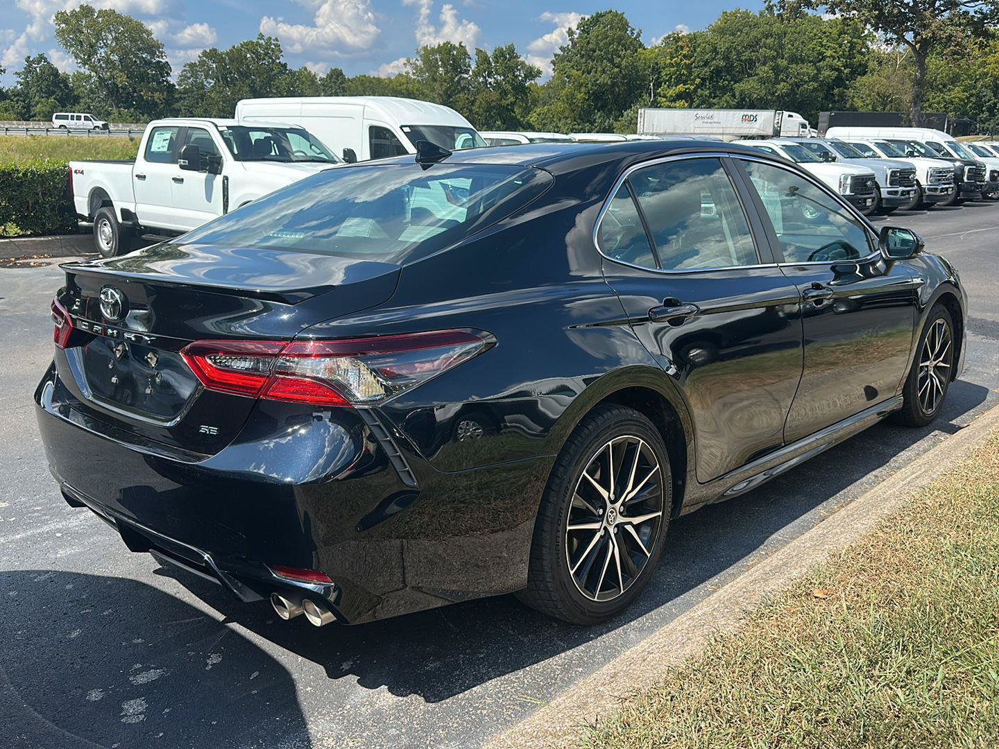Used 2022 Toyota Camry SE FWD image 3