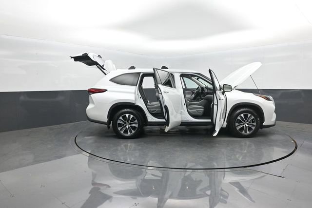 Used 2023 Toyota Highlander XLE AWD/4WD image 37
