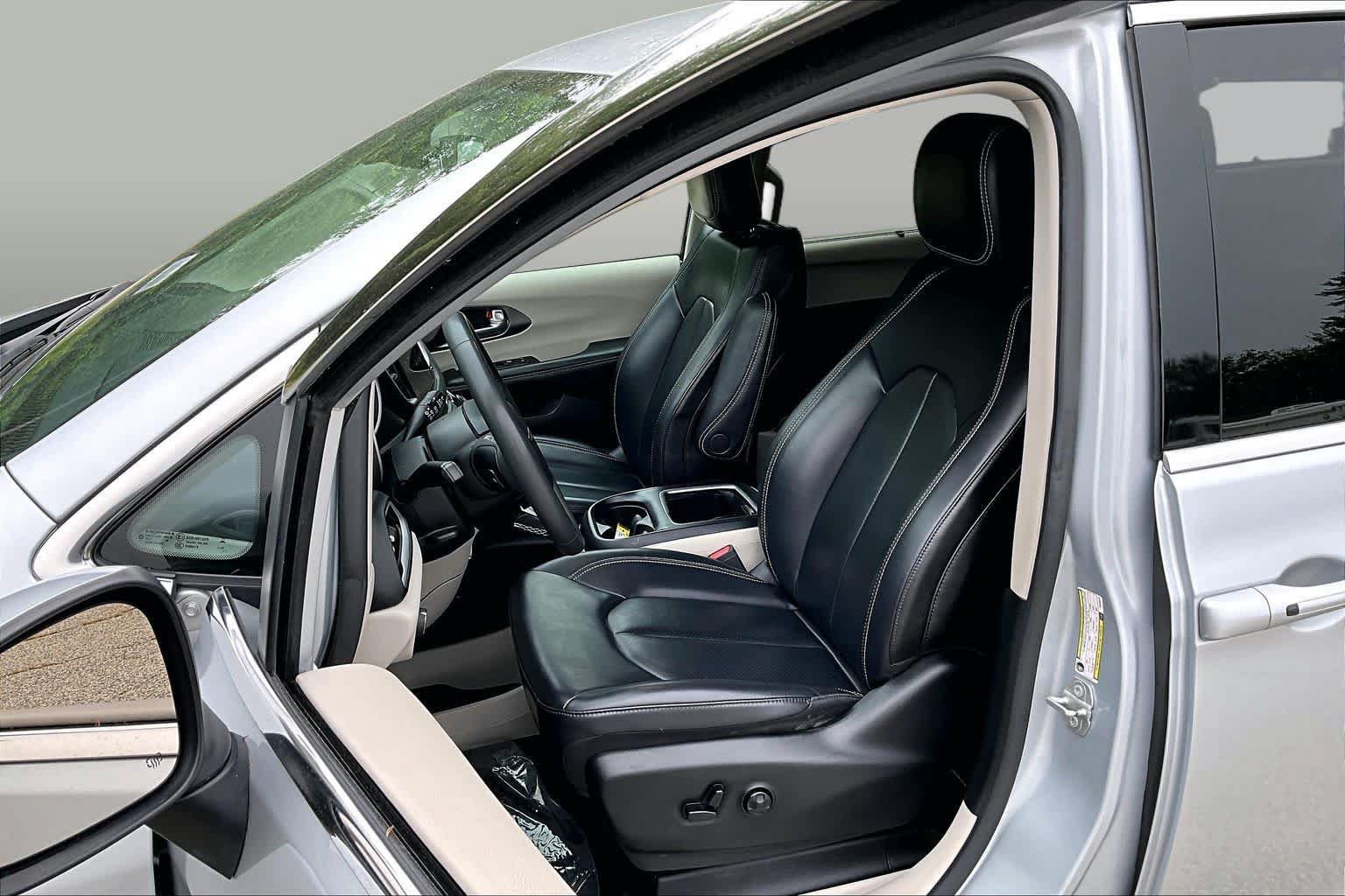 Used 2023 Chrysler Pacifica Touring-L FWD image 9