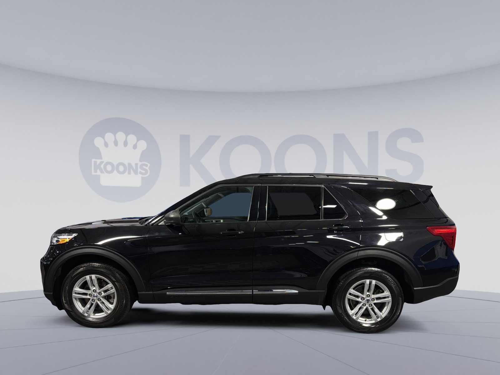 Certified 2024 Ford Explorer XLT w/ Class IV Trailer Tow Package AWD/4WD image 2