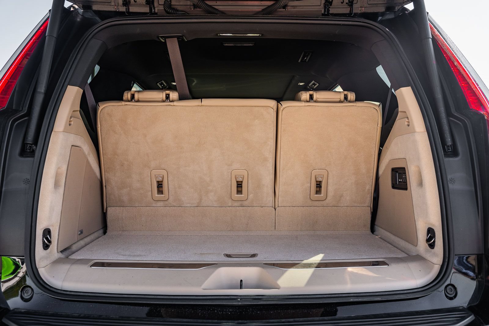 Used 2024 Cadillac Escalade Premium Luxury AWD/4WD image 15