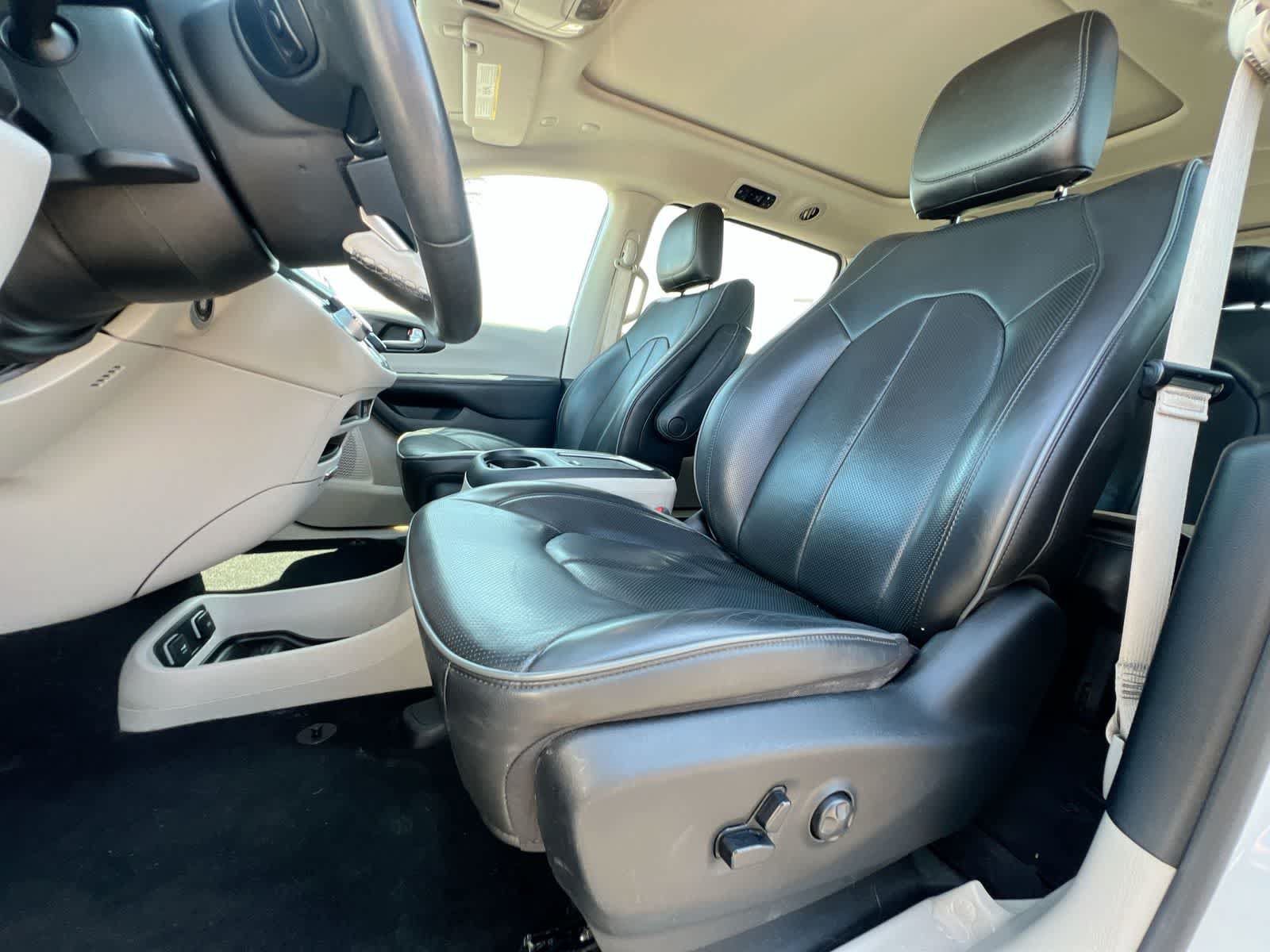 Used 2020 Chrysler Pacifica Limited FWD image 16