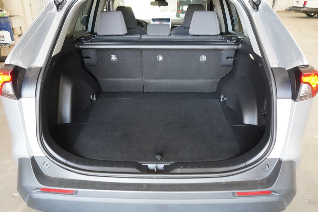 Used 2025 Toyota RAV4 XLE AWD/4WD image 25