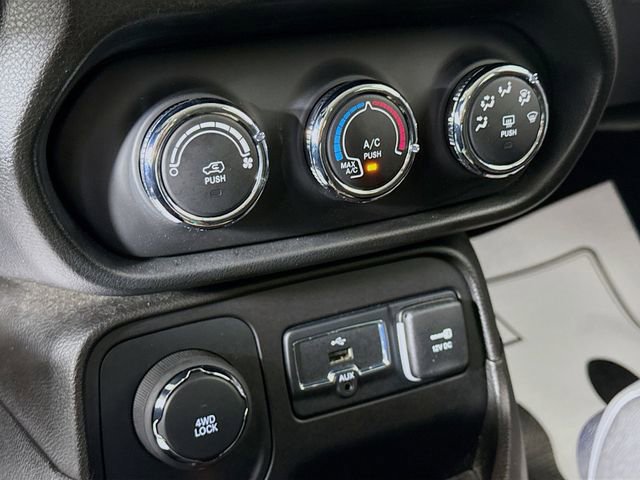 Used 2017 Jeep Renegade Latitude w/ Cold Weather Group image 15