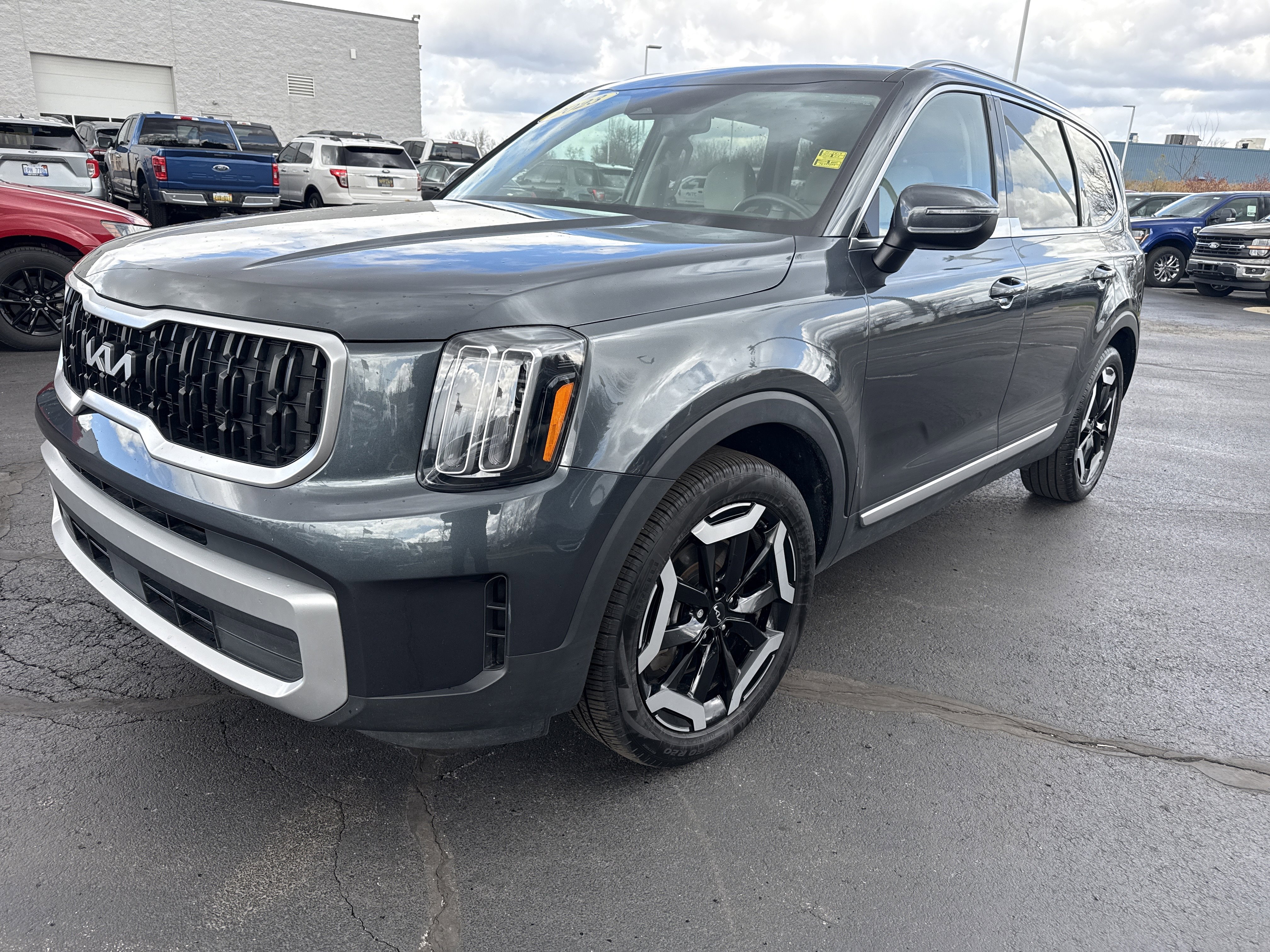 Used 2023 Kia Telluride FWD image 2