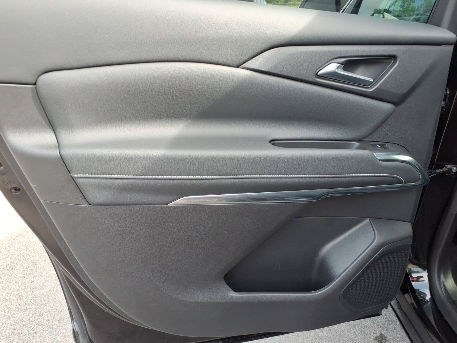 Used 2025 Chevrolet Traverse LT FWD image 14