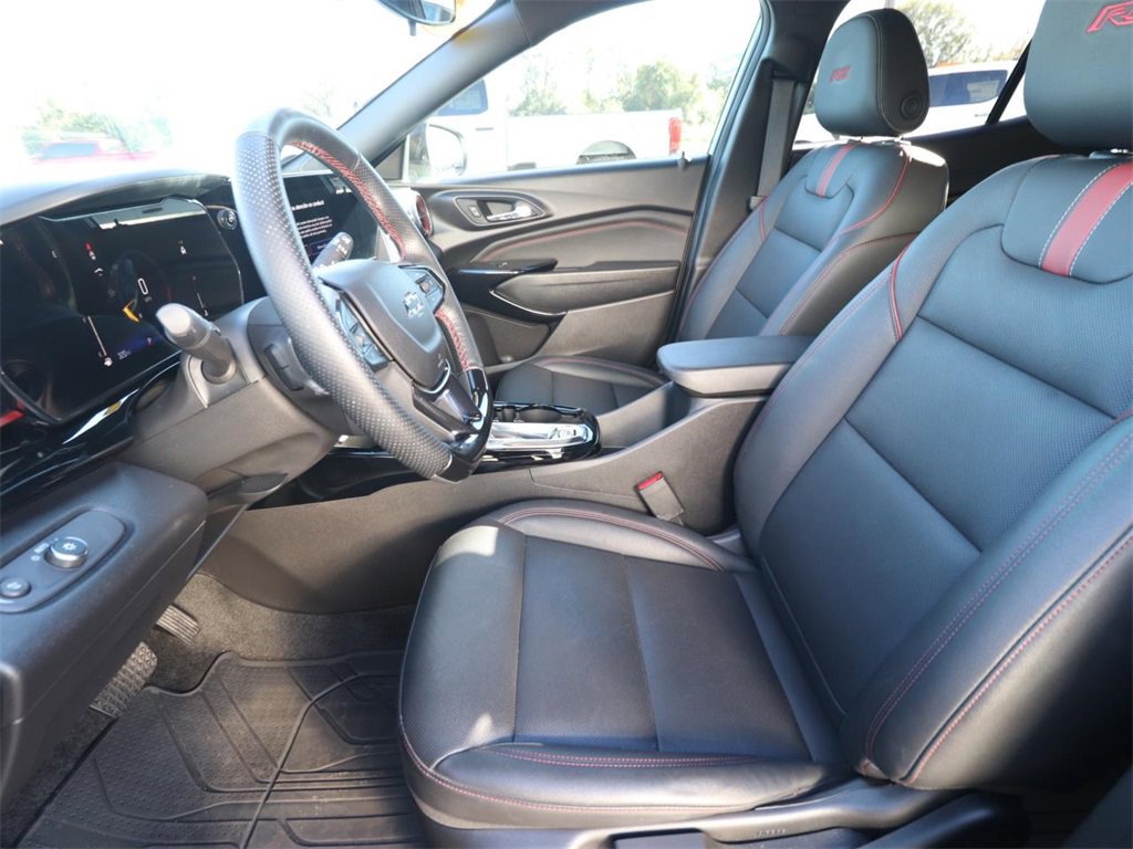 Used 2025 Chevrolet Trax RS w/ Driver Confidence Package image 8