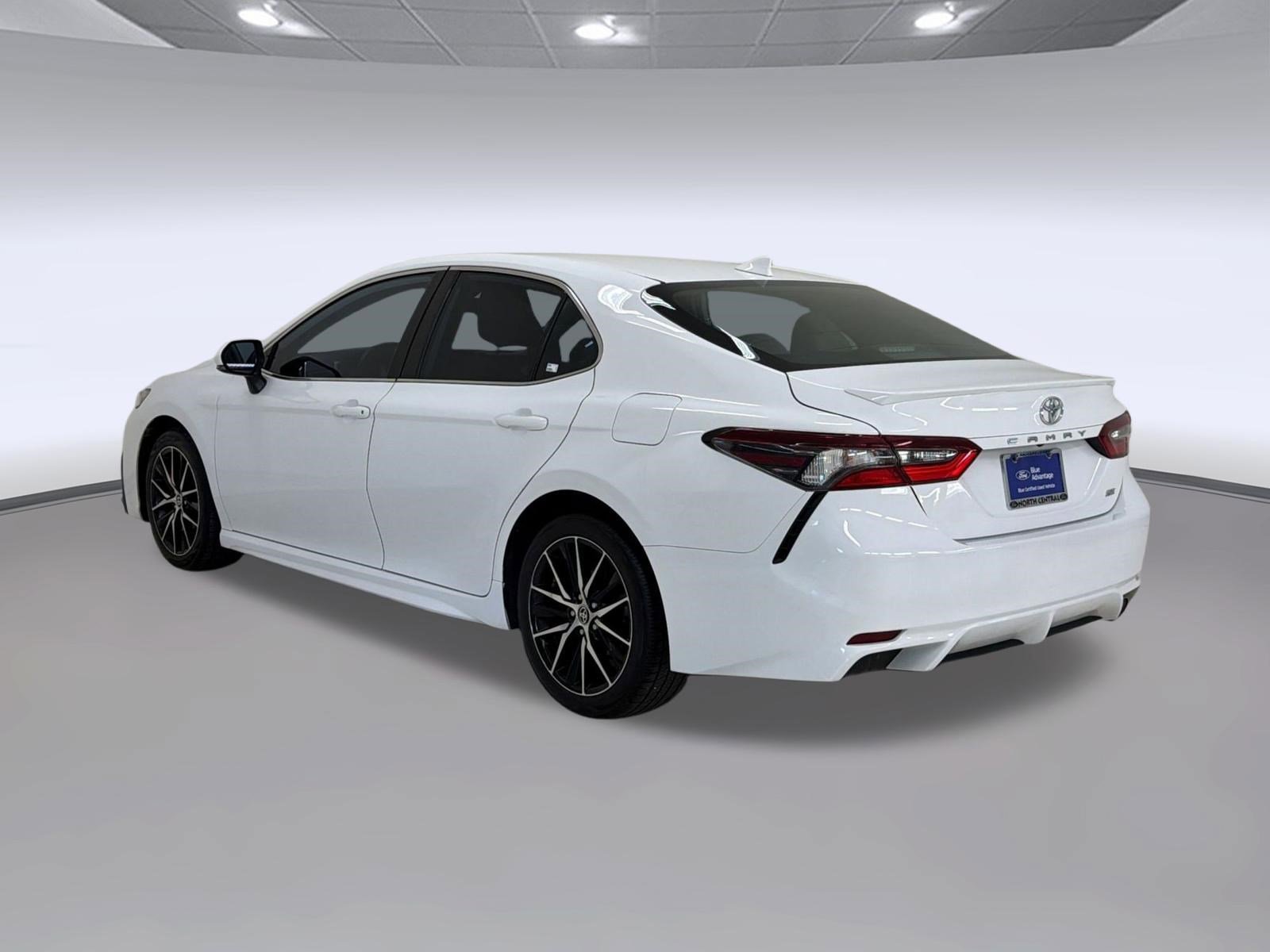 Used 2022 Toyota Camry SE FWD image 3