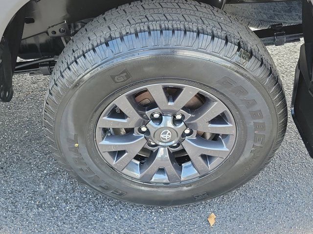 Used 2022 Toyota Tacoma SR5 w/ Technology Package RWD image 8