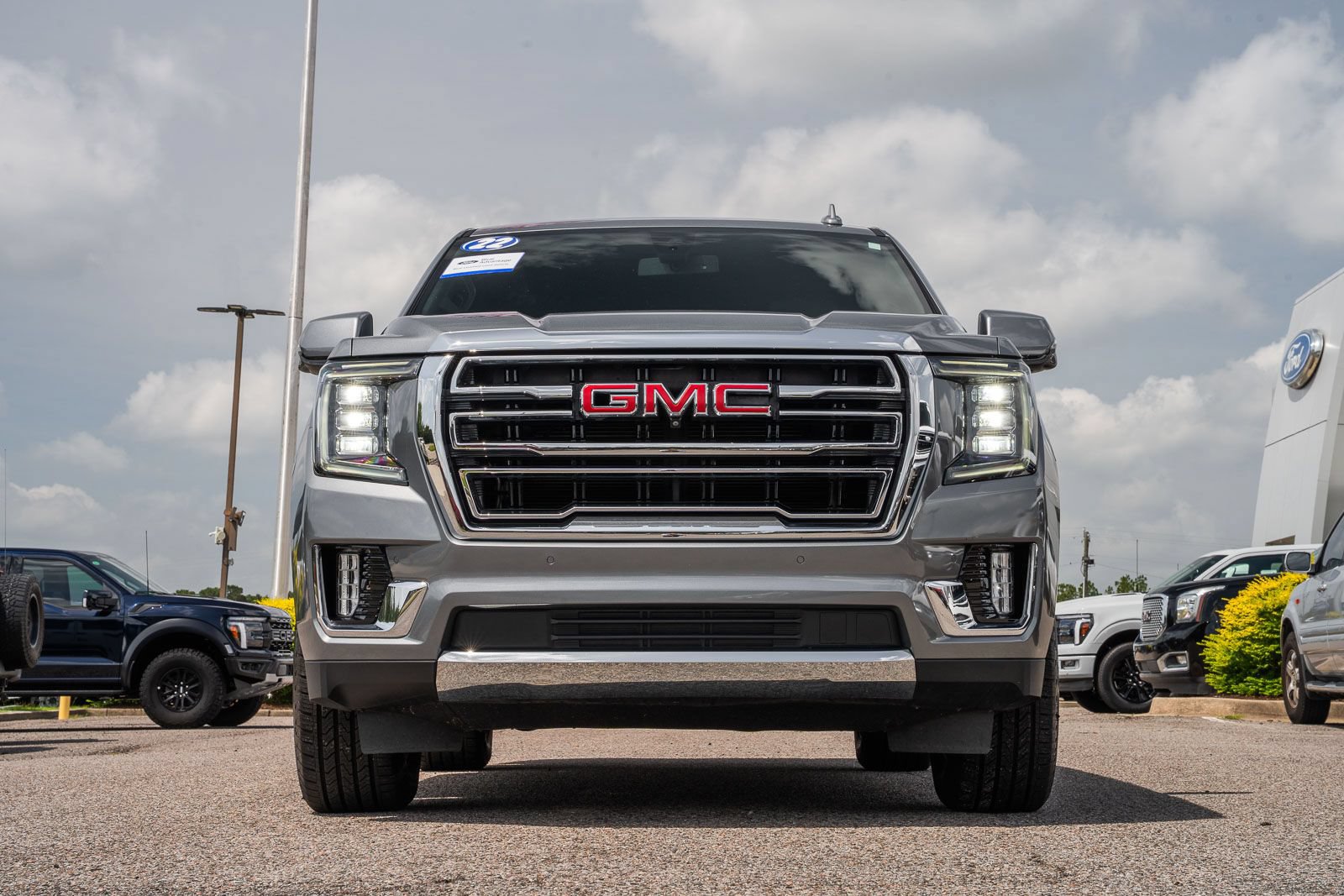Used 2022 GMC Yukon SLT w/ SLT Premium Package RWD image 3