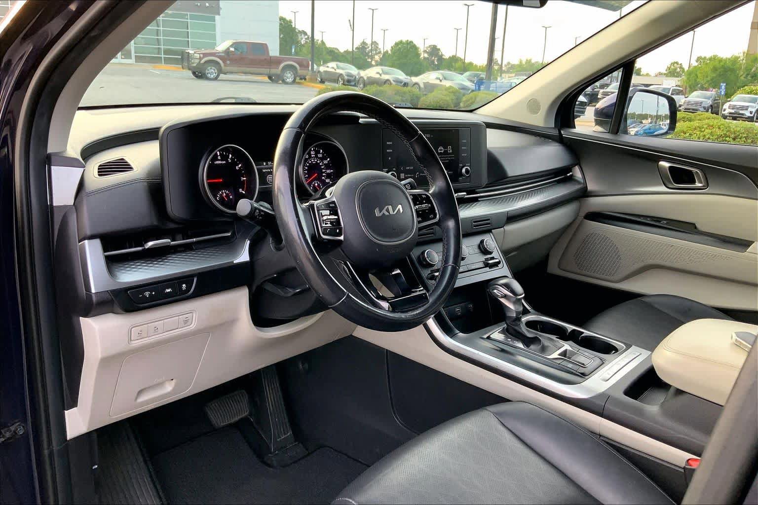 Used 2022 Kia Carnival LX FWD image 16