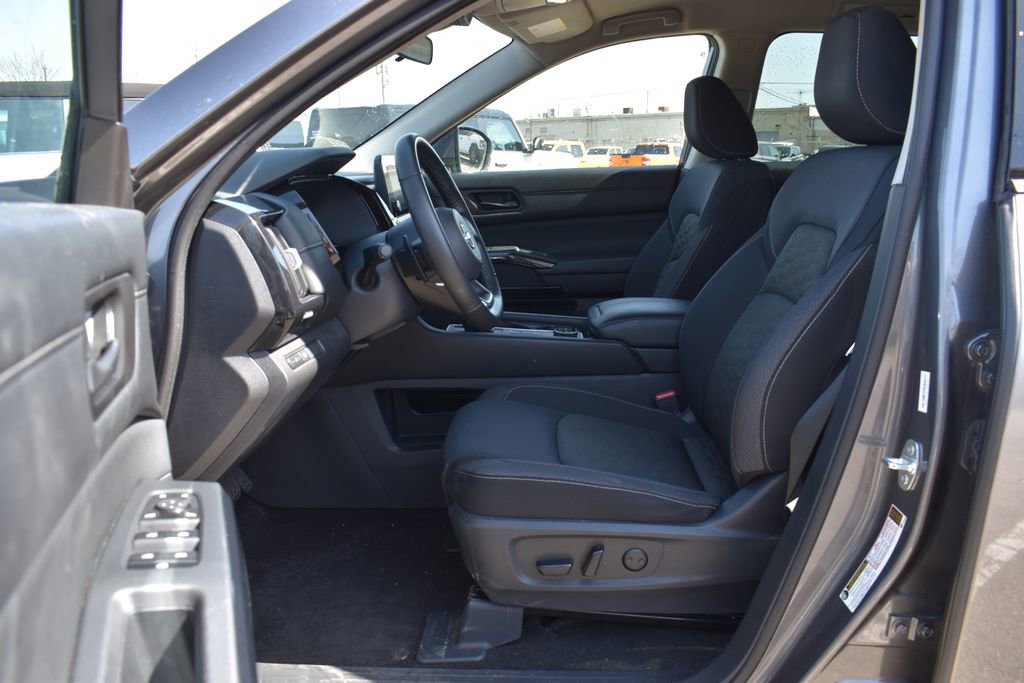 Used 2024 Nissan Pathfinder SV image 9