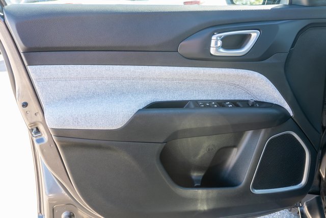 Used 2023 Jeep Compass Latitude AWD/4WD image 15