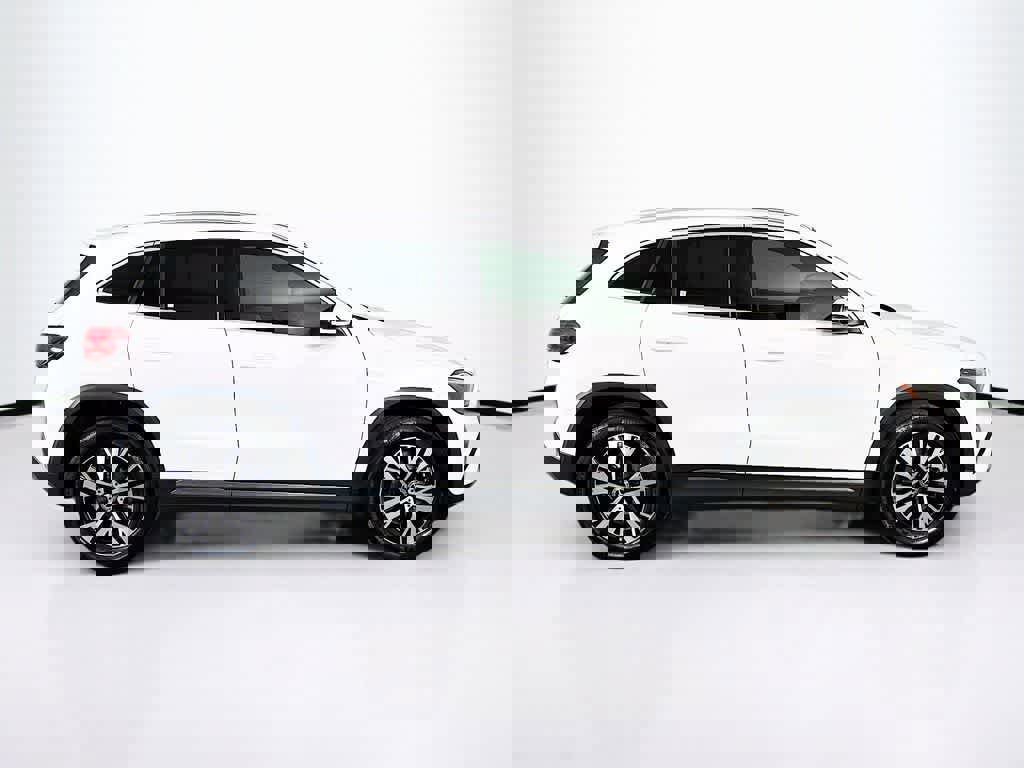 Used 2025 Mercedes-Benz GLA 250 4MATIC image 6