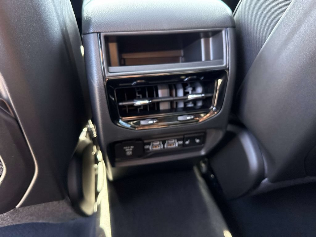 Used 2025 Jeep Grand Cherokee Limited w/ Luxury Tech Group II RWD image 17