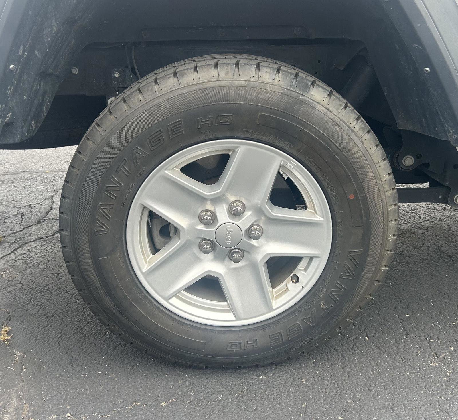 Used 2023 Jeep Gladiator Sport image 17