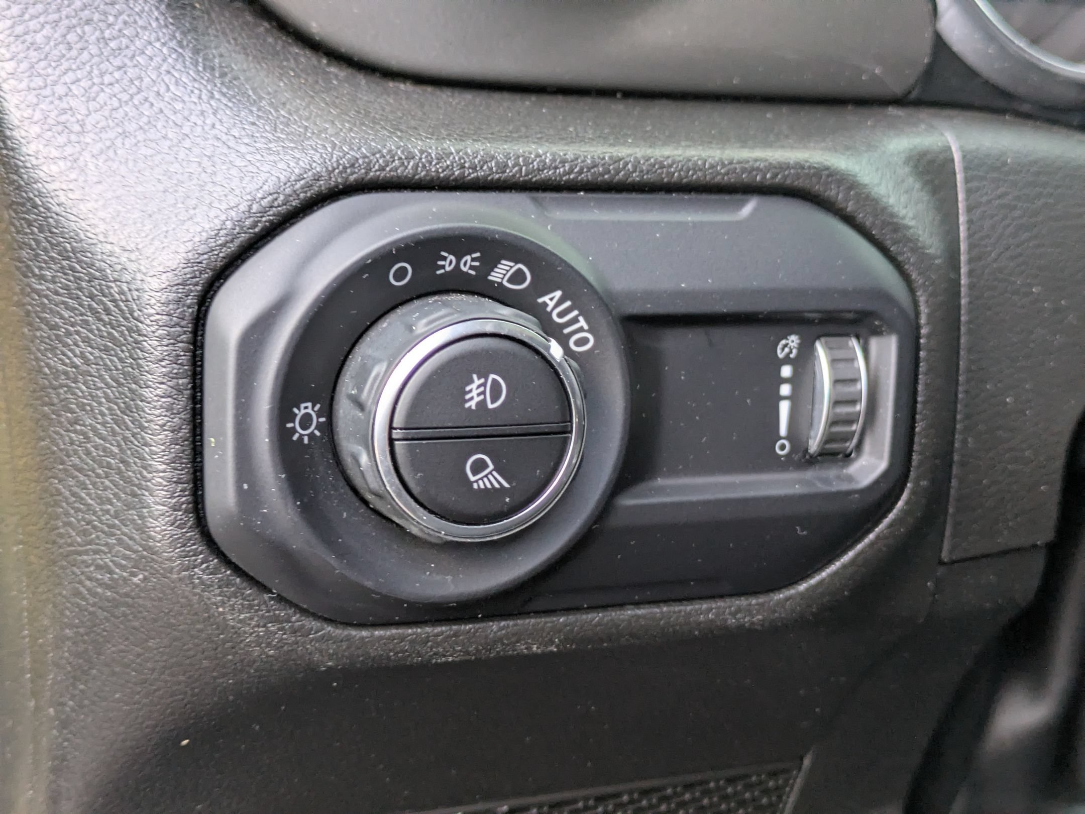 Used 2023 Jeep Gladiator Overland AWD/4WD image 12