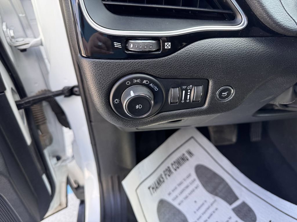 Used 2023 Jeep Cherokee Altitude Lux image 11