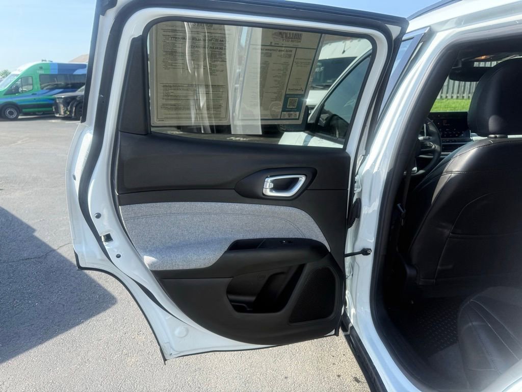 Used 2023 Jeep Compass Latitude w/ Convenience Group AWD/4WD image 34