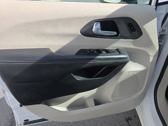 Used 2024 Chrysler Pacifica Touring-L image 29