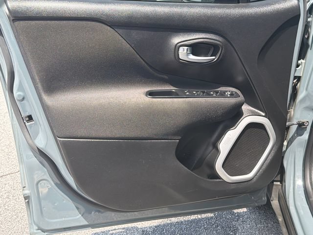 Used 2018 Jeep Renegade Latitude FWD image 12