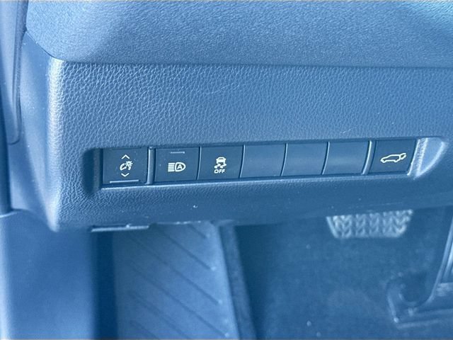 Used 2023 Toyota Venza LE AWD/4WD image 11