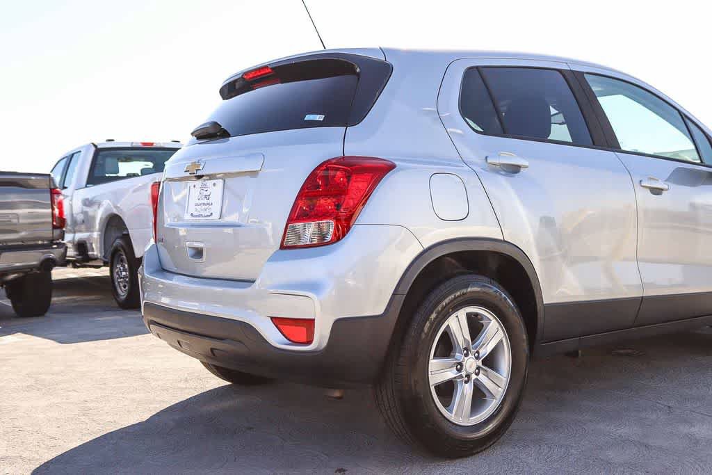Used 2022 Chevrolet Trax LS w/ Tint and Cruise Package FWD image 9