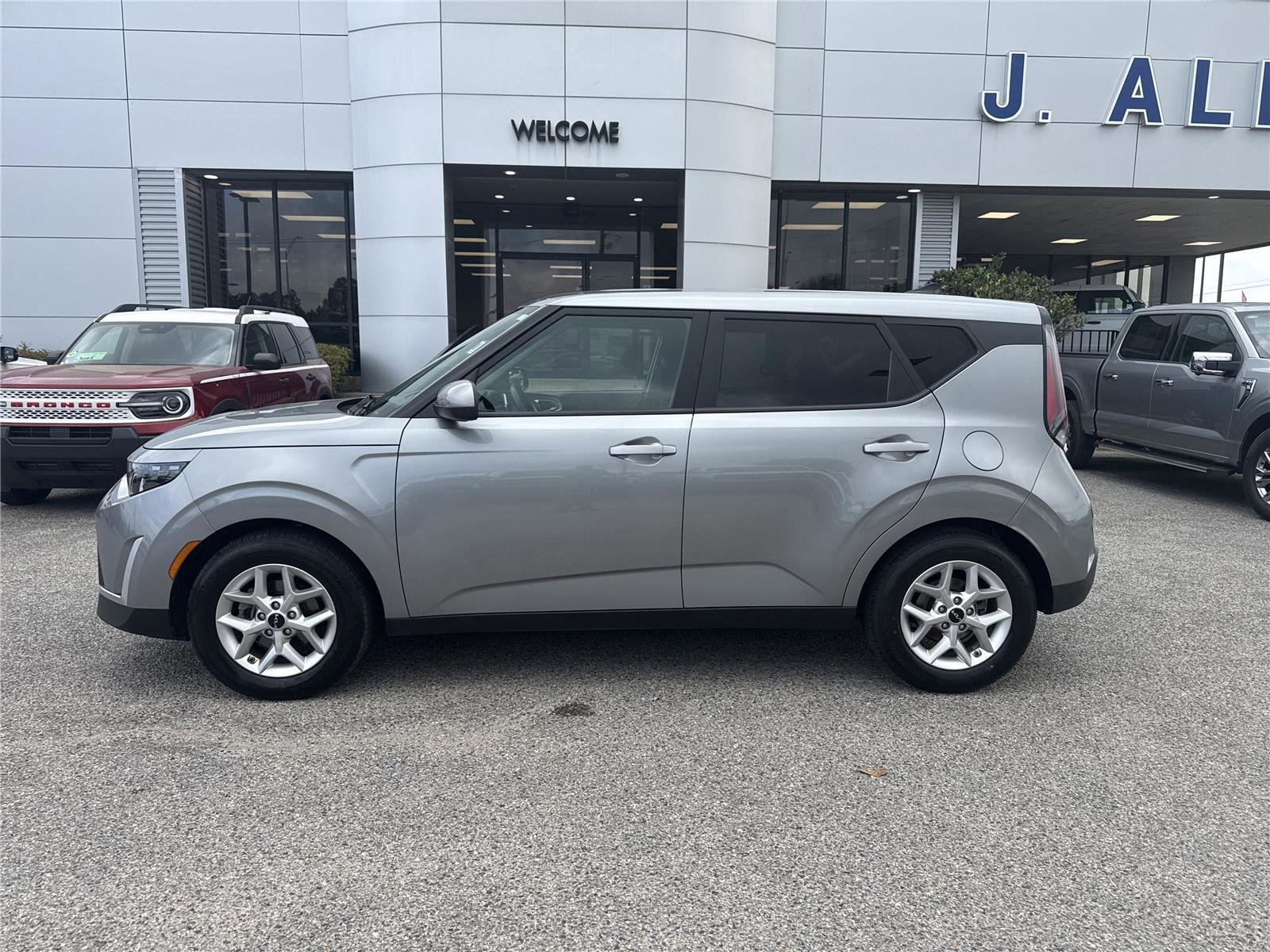 Used 2024 Kia Soul LX w/ Option Group 015 FWD image 2
