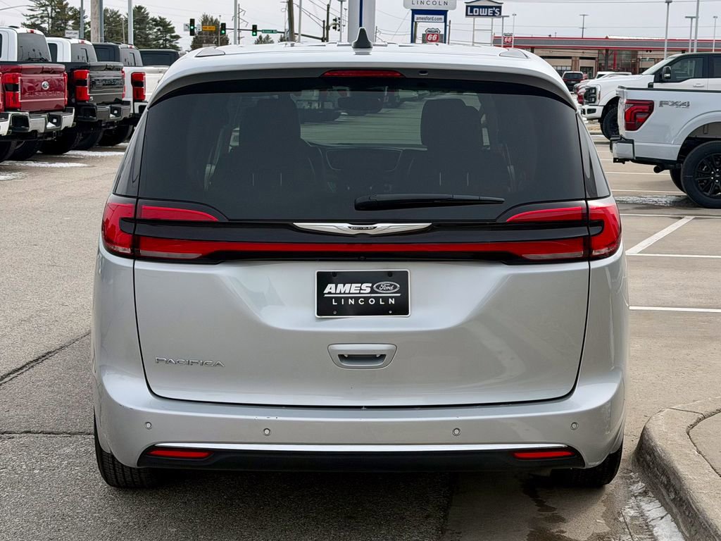 Used 2024 Chrysler Pacifica Touring-L image 2