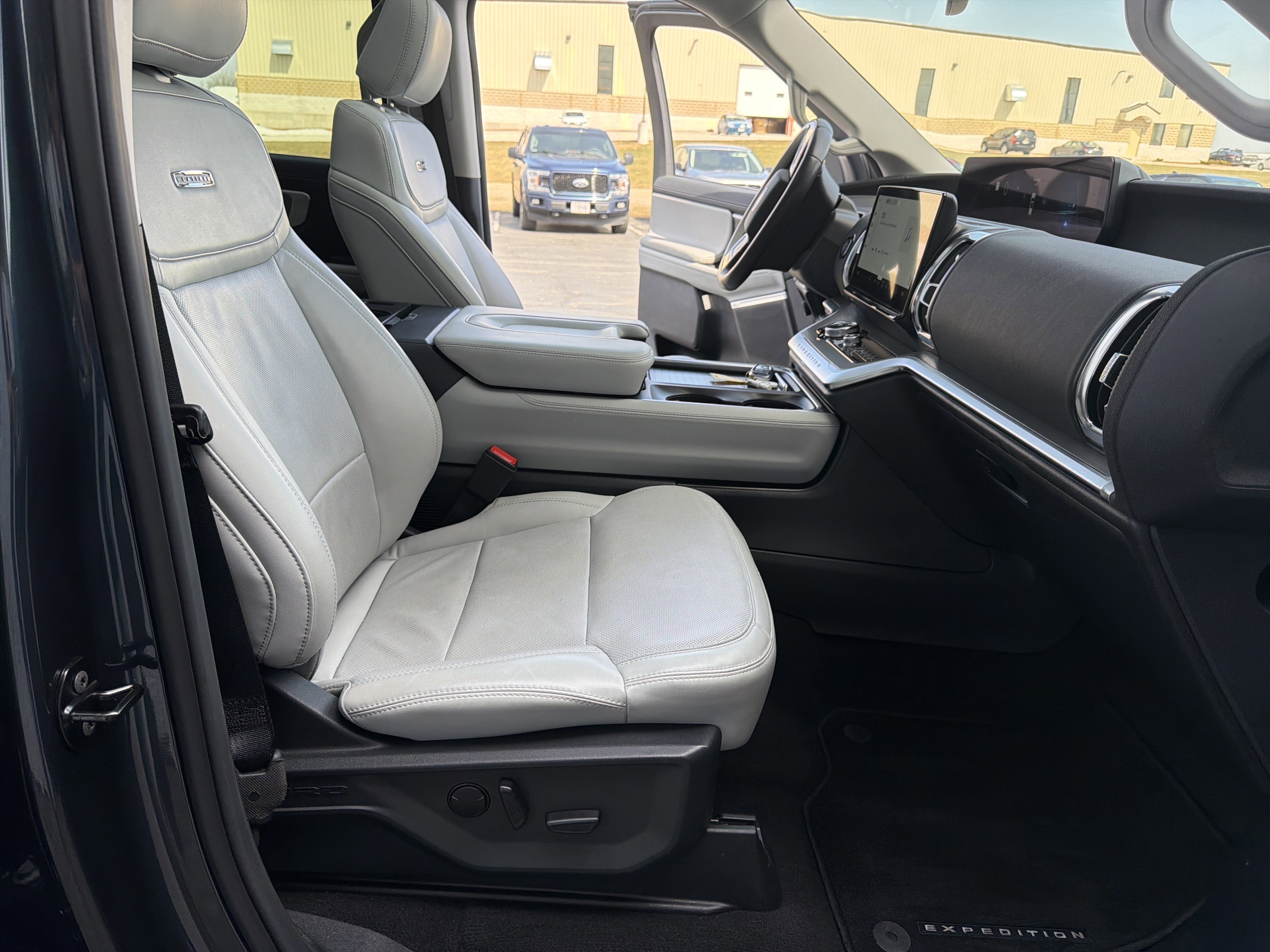 Certified 2025 Ford Expedition Platinum w/ Driver's Package image 39