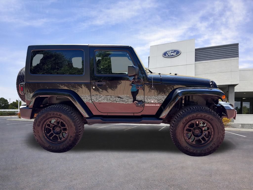Used 2017 Jeep Wrangler Sahara w/ Dual Top Group AWD/4WD image 11
