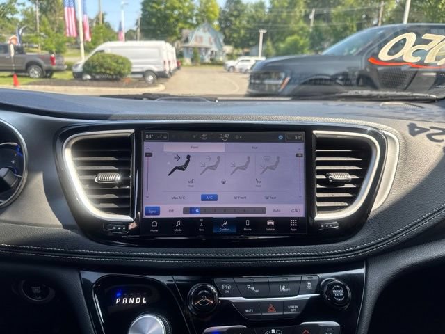 Used 2024 Chrysler Pacifica Limited FWD image 28