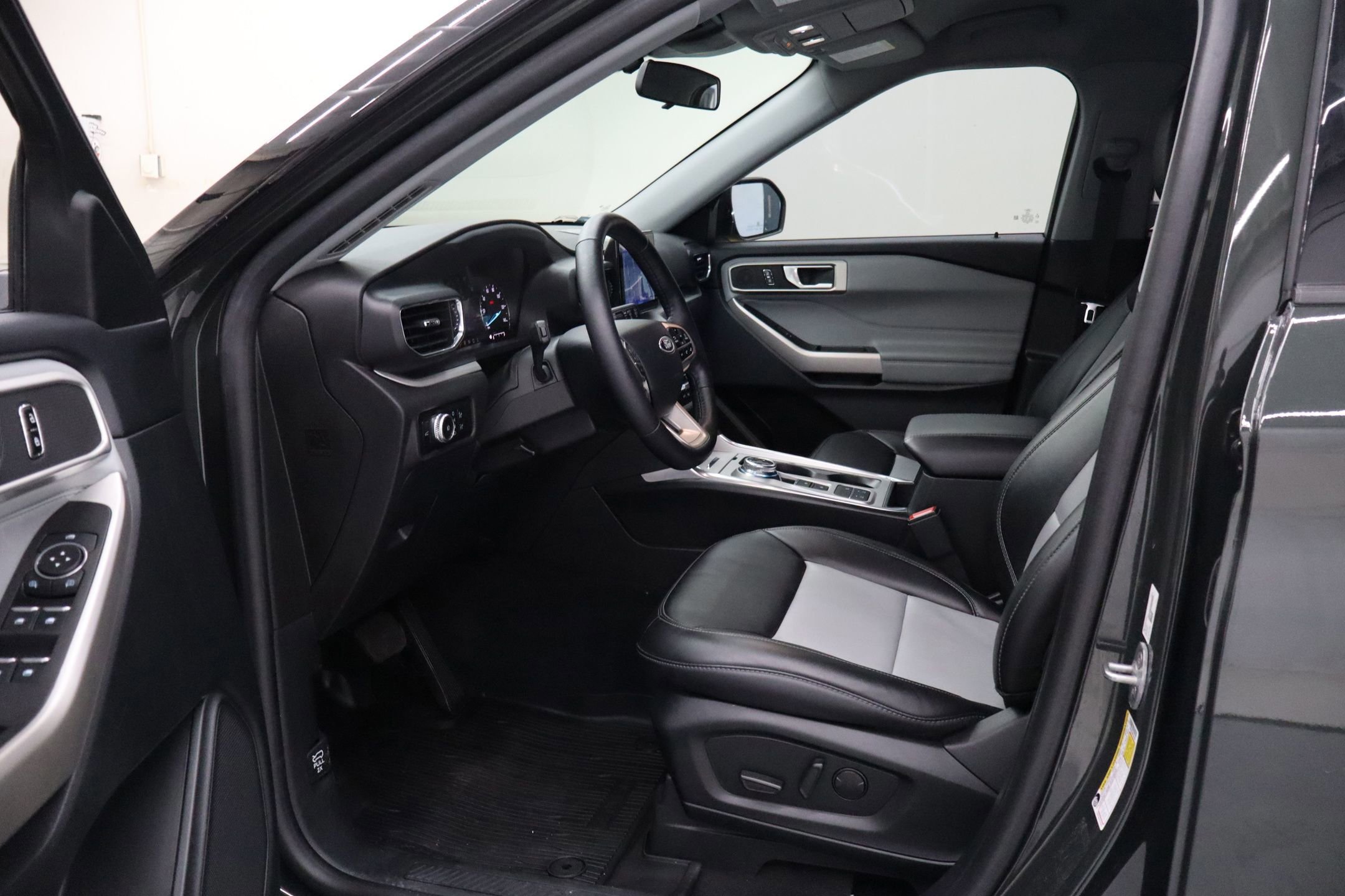 Certified 2023 Ford Explorer XLT w/ Equipment Group 202A RWD image 32