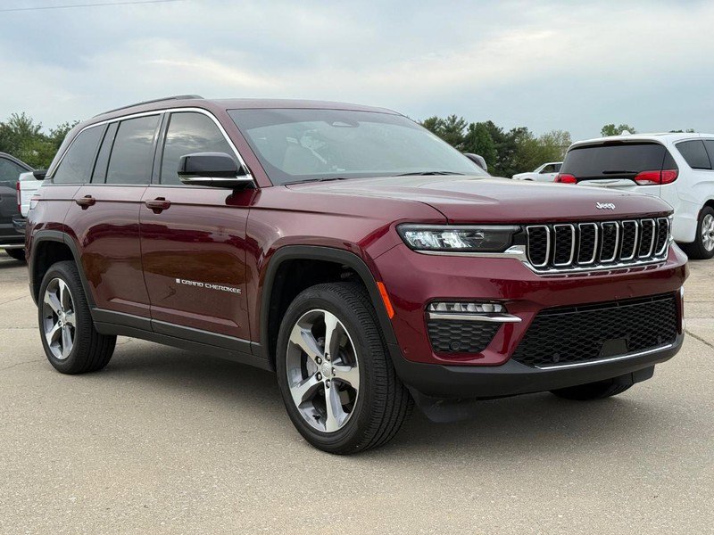 Used 2025 Jeep Grand Cherokee Limited w/ Luxury Tech Group II AWD/4WD image 8