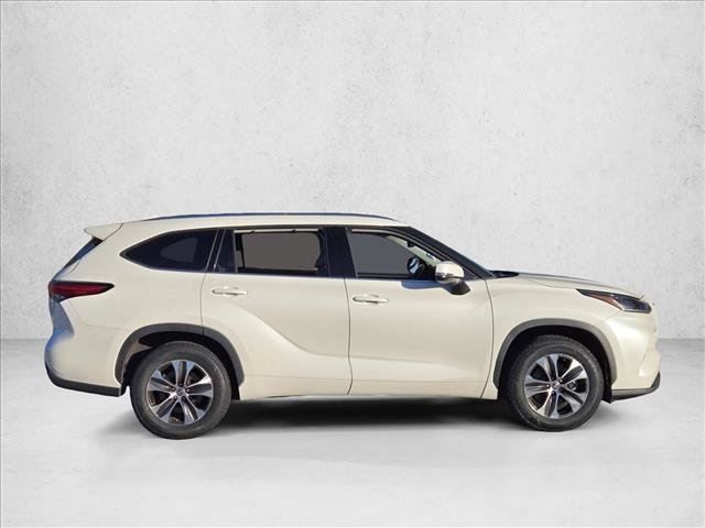 Used 2021 Toyota Highlander XLE FWD image 3