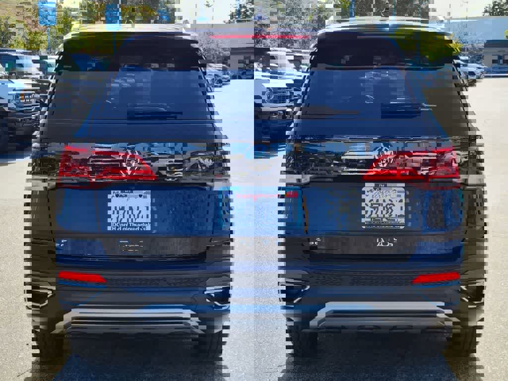 Used 2022 Volkswagen Taos SE FWD image 4