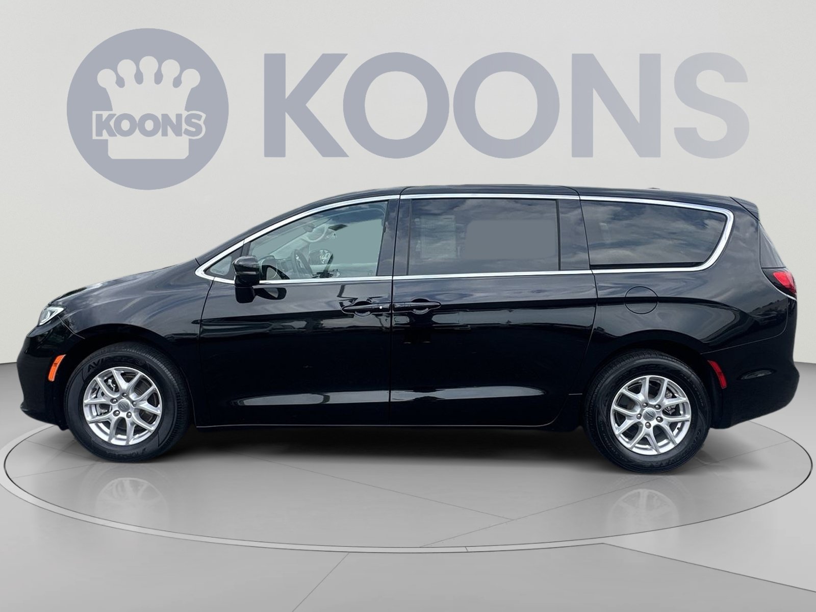 Used 2024 Chrysler Pacifica Touring-L FWD image 7