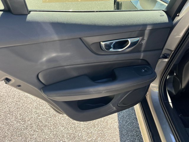 Used 2021 Volvo V60 T5 Cross Country image 26