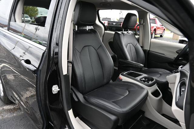 Used 2024 Chrysler Pacifica Touring-L AWD/4WD image 24