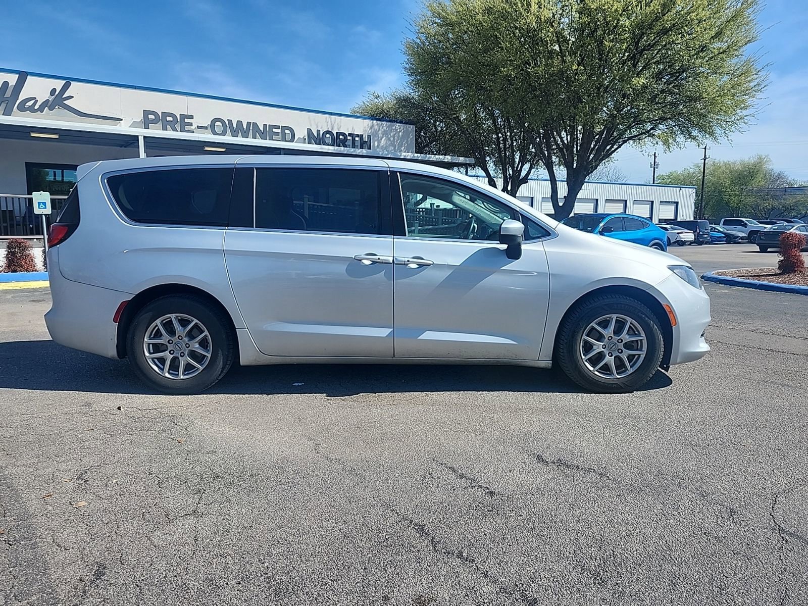 Used 2023 Chrysler Voyager LX image 2