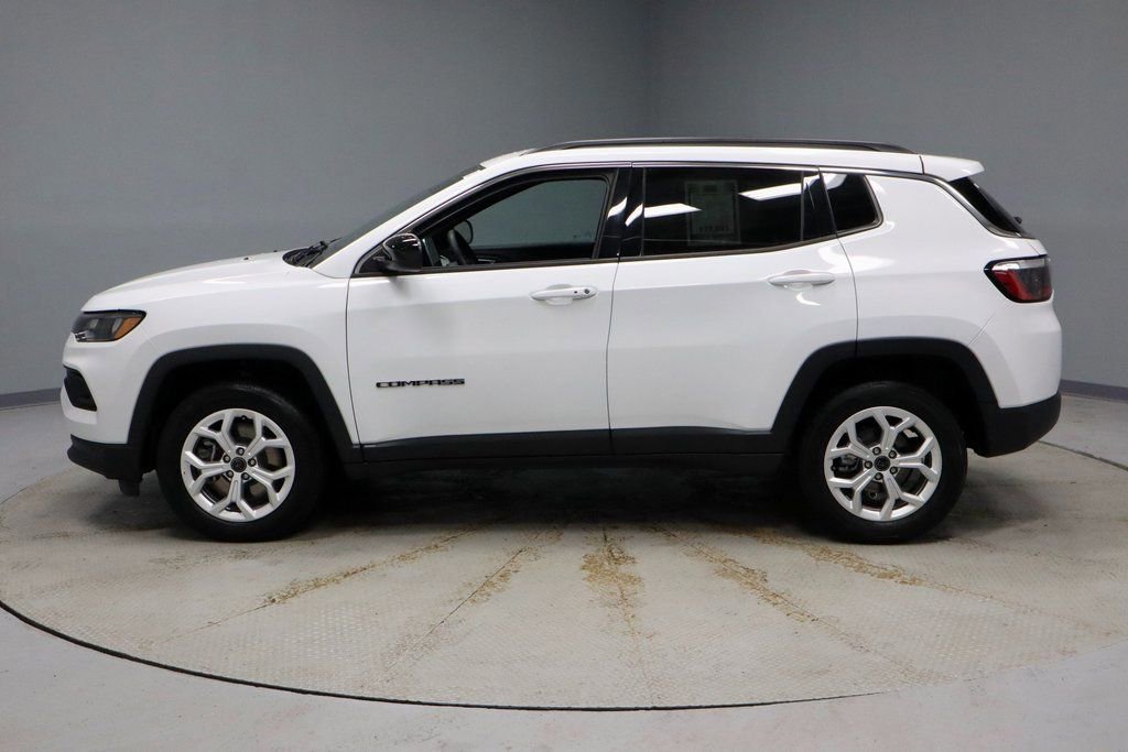 Used 2025 Jeep Compass Latitude image 2