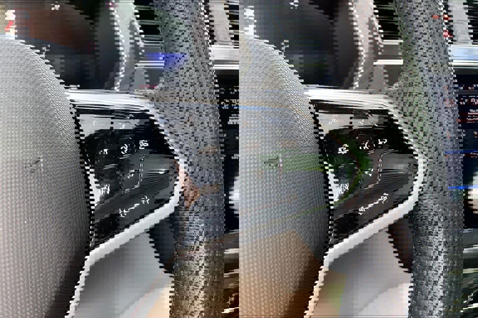 Used 2024 Volkswagen Tiguan SE R-Line image 24