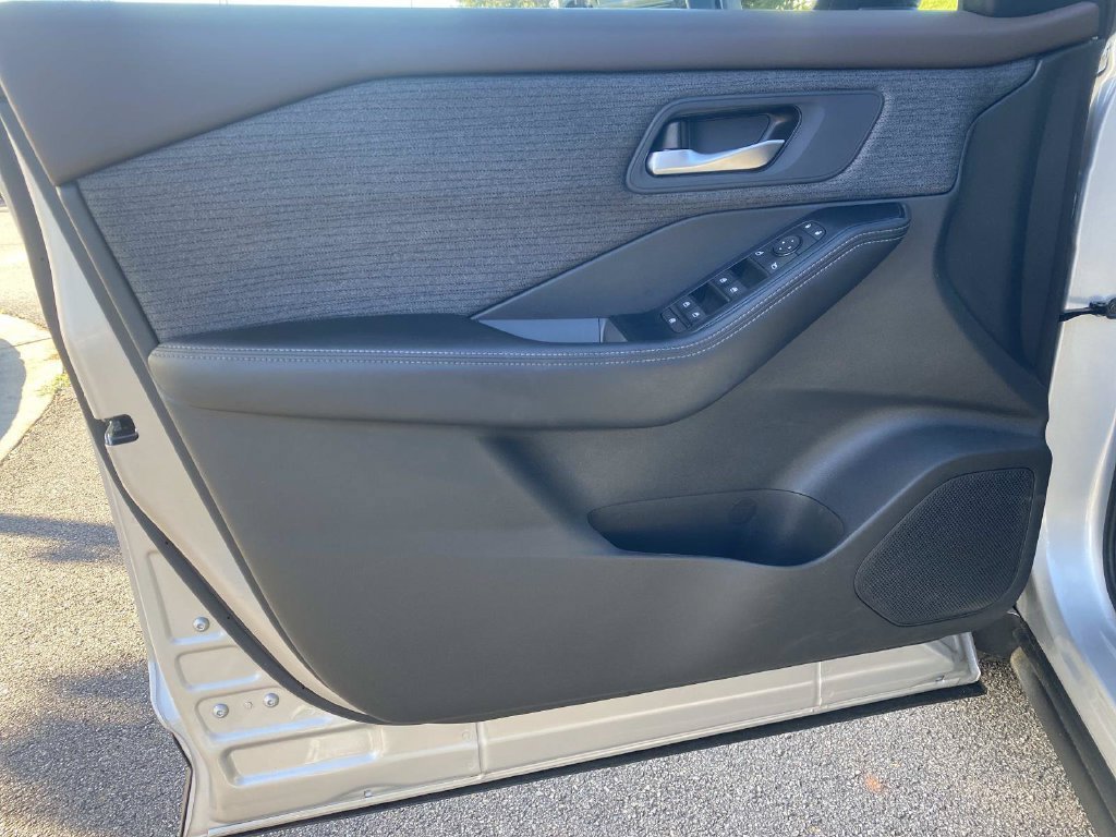 Used 2023 Nissan Rogue SV AWD/4WD image 16