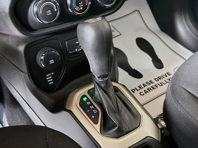 Used 2017 Jeep Renegade Latitude w/ Cold Weather Group image 16