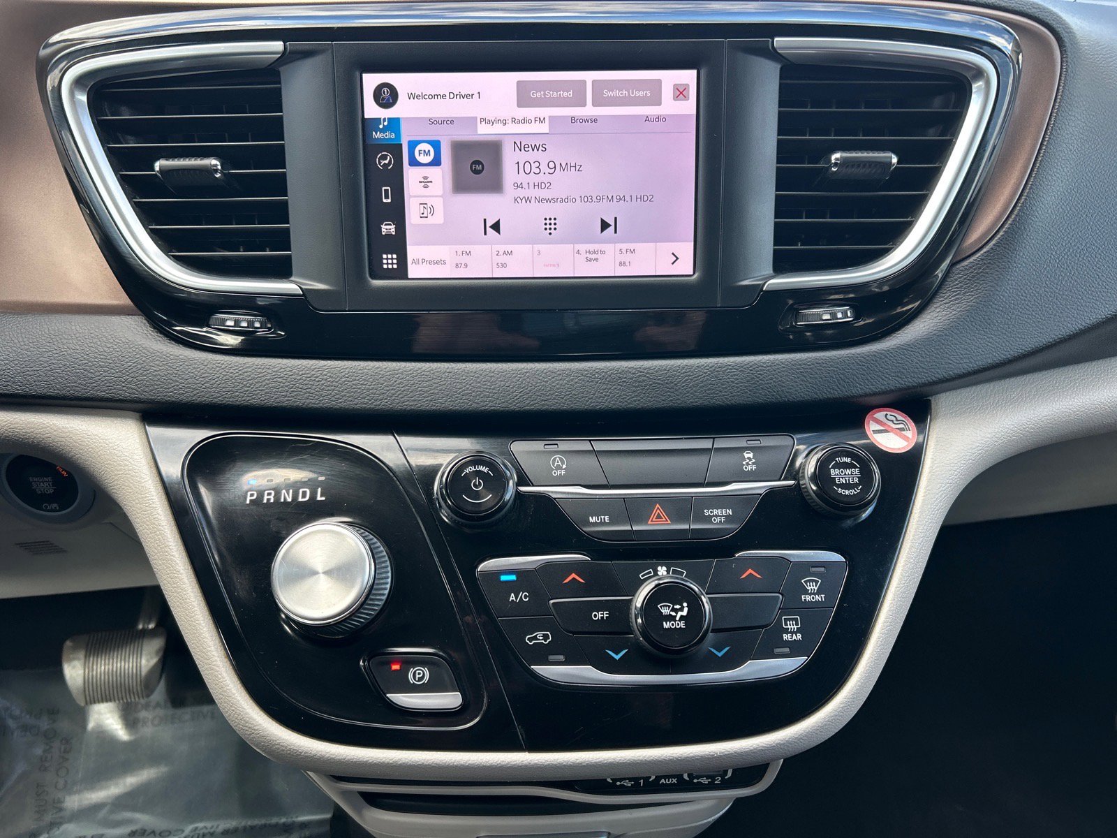 Used 2022 Chrysler Voyager LX image 29